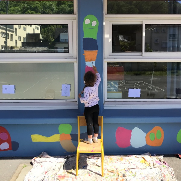 Fresque murale sur la façade de l’école maternelle Louise Macault à Laon (02)